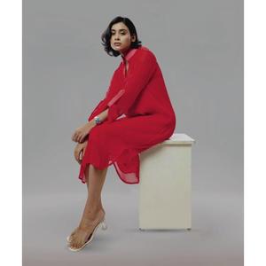 Robe décontractée rouge élégante et intemporelle avec des plis raffinés et un design minimaliste pour un style urbain chic - Product Image 1
