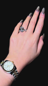 Anillo de Compromiso de Oro de 14K con Diamante Cultivado en Laboratorio, Corte Ovalado de 5 Quilates en el Centro y Piedras Laterales Redondas, Chapado en Rodio, Certificado IGI - Product Image 2