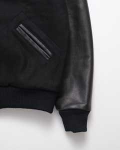 Chaqueta Varsity Premium Negra para Hombre, Estilo Clásico Bomber con Cuello Alto y Logotipo Frontal, Estilo Urbano Letterman - Product Image 6