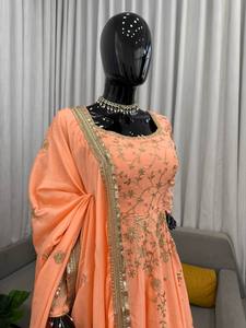 Traje Sharara de Seda Color Durazno con Bordado Zari, Conjunto Anarkali para Bodas y Fiestas, Estilo Bollywood Indio-Pakistaní - Product Image 3