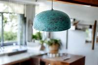 Lampe suspendue en cuivre pur, patine bleue artisanale, forme dôme, pour intérieurs modernes et vintage, luminaire dôme sur mesure.