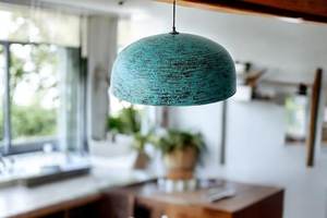 Lámpara colgante de cúpula hecha a mano con pátina azul, de cobre puro, para interiores modernos y vintage, accesorio de iluminación de cúpula personalizado. - Product Image 4