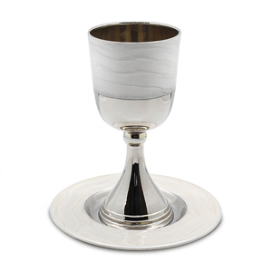 Atractiva Copa Kiddush Moderna con Diseño Martillado, Copa de Vino Plateada, Ecológica, Sostenible, Personalizable, de Metal - Product Image 4