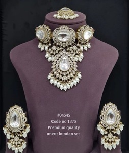 Ensemble de bijoux ethniques en laiton Kundan avec design géométrique - Collier, boucles d'oreilles et tikka pour mariage et fiançailles féminines - Product Image 3