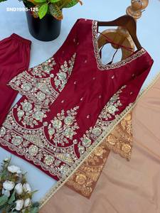 Conjunto de traje rojo corto con pantalón palazzo, de crepé francés de diseño, con bordado, cordón y lentejuelas, y mangas acampanadas. Proveedor mundial. - Product Image 5