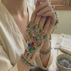 Bracelet artisanal afghan rustique avec finition patinée et gravures de motifs tribaux authentiques pour les collectionneurs de objets vintage - Product Image 2