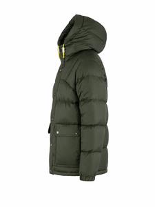 Blouson matelassé premium olive foncé avec détails boutonnés sur le devant et les poches, idéal pour la vente en gros de vêtements d'hiver personnalisés et la mode outdoor moderne. - Product Image 2