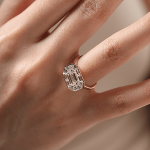 Anillo de Diamante Cultivado en Laboratorio con Corte Esmeralda de 2.5ct, Certificado IGI, con Halo Octogonal de Baguette, Engaste de Bisel en Oro Amarillo de 18K - Product Image 2