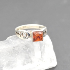 Bague élégante et tendance en ambre rouge naturel, bijoux fins en argent sterling 925, idéale pour les mariages et les anniversaires. - Product Image 1
