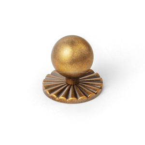 Boutons en laiton faits à la main offrant un attrait intemporel pour les tiroirs de meubles, les armoires et la décoration intérieure - Product Image 1
