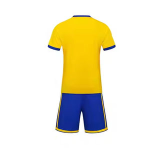 Uniformes de fútbol de color verde de último diseño para adultos, camisetas de fútbol personalizadas por sublimación para entrenamiento. - Product Image 2