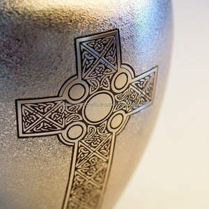 Urna de Metal de latón para adultos para cenizas, diseño de Cruz Celta antigua de gran tamaño, suministros funerarios de madera para cremación plateada - Product Image 2