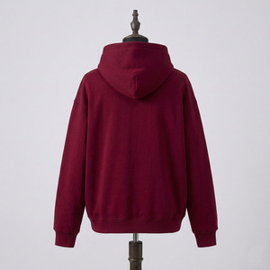 เสื้อฮู้ดดี้สีแดงเลือดหมูแบบหนา พิมพ์โลโก้ได้ตามต้องการ ทรงโอเวอร์ไซส์สำหรับผู้ชาย แบบสวมหัว ไหล่ตก ผ้าฟลีซ ขายส่ง คุณภาพสูง - Product Image 3