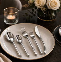 Ensemble de couverts en acier inoxydable à manches côtelées de luxe, finition polie miroir pour une présentation de table raffinée