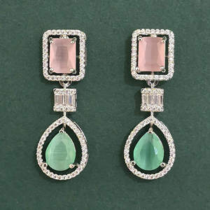 Boucles d'oreilles pendantes Kanhai Jewels pour femme avec zircon taille princesse, base en laiton plaqué rhodium - Fabriqué au Maharashtra Modèle 443967 - Product Image 5