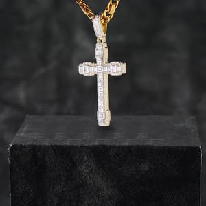 Collar con Colgante de Cruz Clásica de Oro Sólido de 14K en Oro Rosa, Blanco y Amarillo, con Diamantes Cultivados en Laboratorio con Corte Brillante, Certificados por GIA - Product Image 2