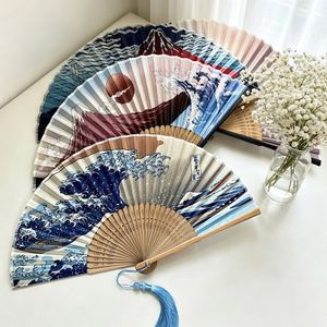 Éventail pliant artisanal en bambou avec motif moderne de grue et de vague peints, pompon noir, objet d'art de collection, cadeau de mariage - Product Image 2