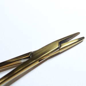 Porte-aiguille en acier inoxydable Halsey TC MI-101, manche doré, qualité supérieure, certifié CE, instrument chirurgical de classe I ISO13485 - Product Image 1