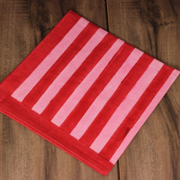 Nappe carrée en PE non tissé à motifs floraux rouges et roses, ensemble de housses de table lavables pour usage domestique