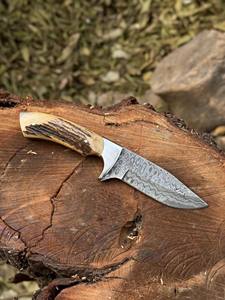 Couteau de chasse en acier Damas forgé à la main avec manche en bois de cerf, couteau à dépecer sur mesure OEM à lame pleine, Damas goutte de pluie avec étui - Product Image 4