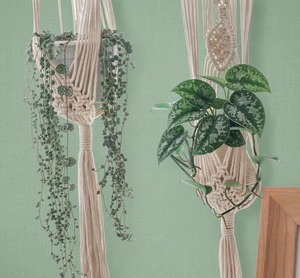 Elegante cesta colgante de macramé, macetero hecho a mano con cuerda de algodón, soporte decorativo para plantas, cesta colgante para decoración del hogar y balcón. - Product Image 3