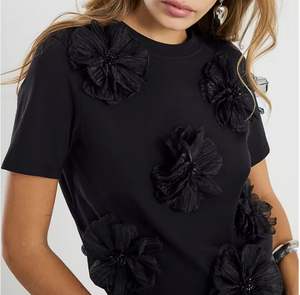 เสื้อยืดผู้หญิงคอกลมสีดำลายดอกไม้ 3 มิติผ้าฝ้าย - Product Image 3
