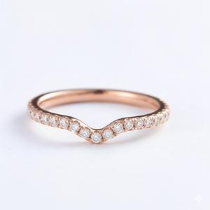 แหวนเพชรทองคำขาว 14K 18K รูปตัววี ดีไซน์โค้งเว้า ประดับเพชรแล็บครีเอท แหวนแต่งงานแบบครึ่งวงกลม สามารถสวมซ้อนกันได้ - Product Image 4