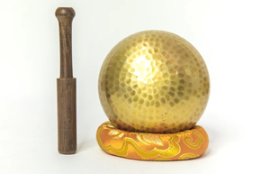 Bol chantant en bronze artisanal Ali, sculpté et gravé, diamètre 10 cm, style tibétain, pour méditation et sonothérapie, avec coussin - Product Image 2