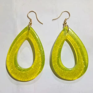 Boucles d'oreilles écologiques en résine, parfaites pour les amateurs de mode bohème et de style rustique. - Product Image 6