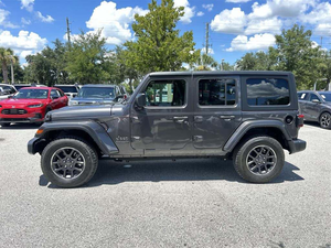 Jeep Turbo AWD Negro Brillante 2022 con Llantas de Aleación R18, Asientos de Tela, Sistema de Navegación, Asientos con Calefacción, Arranque Remoto, ACC, Volante a la Izquierda - Product Image 5