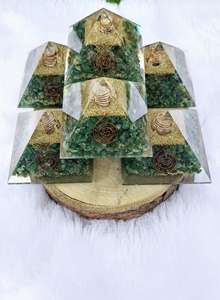 Pyramide d'orgone en jade vert très demandée pour la protection énergétique, la guérison et les vibrations positives, disponible au prix direct usine - Product Image 2