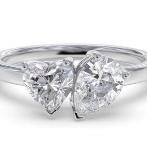 Bague Toi et Moi à deux pierres, en forme de cœur et de poire, avec diamant de laboratoire de 0,80 ct en platine - Product Image 1