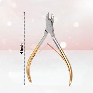 Vente en gros de pinces à cuticules en acier inoxydable avec manche plaqué or, outil professionnel pour le soin des ongles, coupe biseautée précise, manucure et pédicure - Product Image 1