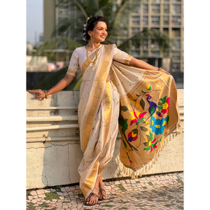 Sari Nauvari Paithani de Seda Blanca Suave Elite Weaves con Motivos de Polka Tejidos con Zari y Pallu de Pavo Real para Bodas - Product Image 4