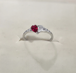 Bague SARVOTTAM de luxe pour femme en or blanc 14 carats, sertie de rubis de laboratoire taille poire double et de diamants de laboratoire en forme de cœur - Product Image 2