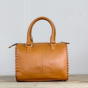 Sac Speedy en cuir avec motif floral embossé, fermeture éclair, panneau en cuir de vachette marron, détail pompon, style décontracté - Product Image 2