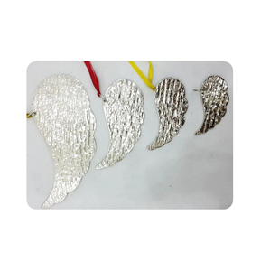 Ornements suspendus en métal texturé, ailes d'ange décoratives en plusieurs tailles avec rubans pour Noël, les fêtes et la décoration d'événements - Product Image 1