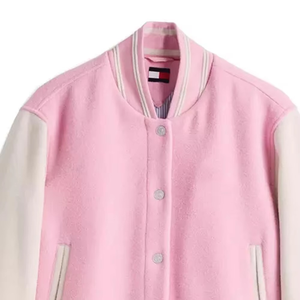 Blouson universitaire court pour femme en similicuir avec manches en similicuir, patchs en chenille et lettres, style streetwear premium, vente en gros, personnalisable - Product Image 6