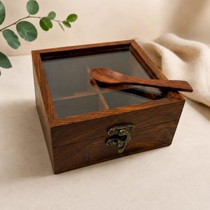 Caja de Especias de Madera con Cuatro Compartimentos y Cuchara de Madera, Diseño Tallado Tradicional para Almacenar Hierbas y Especias - Product Image 2
