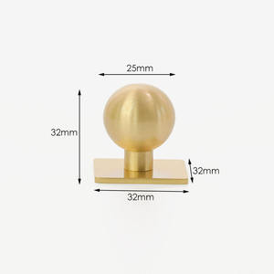 Bouton de meuble moderne en laiton massif en forme de boule avec plaque arrière carrée, finition or brossé, pour tiroirs de cuisine et armoires - Product Image 6