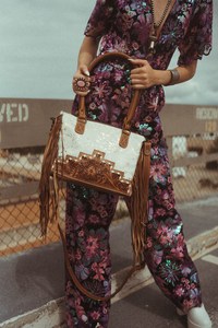 Bolso Tote de Cuero Vacuno con Pelo, Estilo Western, con Panel Floral Grabado a Mano y Flecos |   Bolso de Hombro Hecho a Mano para Mujer - Product Image 3