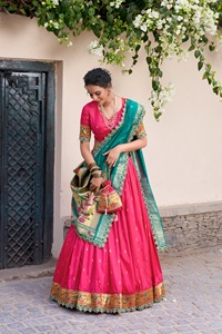 Lehenga Choli de Seda Jacquard con Diseño Étnico Tradicional Indio y Trabajo de Tejido Zari para Vestido de Boda para Mujer, Ropa Elegante - Product Image 3