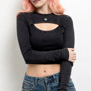 Camiseta corta negra acanalada con aberturas y manga larga para mujer, estilo urbano, ajustada, de moda, fabricación OEM de marca privada, camiseta personalizada para mujer - Product Image 4