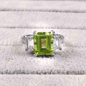 Bague en péridot taille émeraude en argent sterling 925 avec accents de pierres vertes élégantes pour femme - Product Image 1