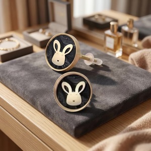 Bouton de meuble rond en laiton motif lapin, design marbre noir, poignée de tiroir contemporaine, accessoire de mobilier moderne et durable pour enfants - Product Image 3