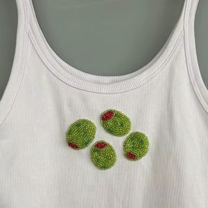 Chaleco de verano sin mangas para mujer de algodón acanalado blanco con parche bordado de oliva con cuentas de vidrio premium - Product Image 1