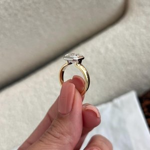 Bague de fiançailles Art Déco unique avec diamant de laboratoire taille Asscher de 3 carats, sertie clos, bicolore, certifiée IGI - Product Image 3