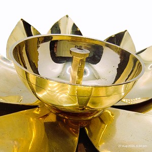Lámpara de Latón con Diseño de Flor de Loto de YUVA EXPORTS, Decoración Tradicional para Mesa, para el Hogar, para Diwali, con Acabado Antiguo - Product Image 3