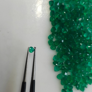 พลอยออนิกซ์สีเขียวธรรมชาติ 3 มม. รูปหัวใจ คุณภาพดีที่สุด พลอยเม็ดเดี่ยวสำหรับทำเครื่องประดับ ผลิตภัณฑ์จากเรดเมาน์เทน เจมส์ - Product Image 1