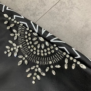 กางเกงขาสั้นหนังเทียมทรงตรงสีดำแบบลำลองประดับเพชรสำหรับผู้ชาย - Product Image 5